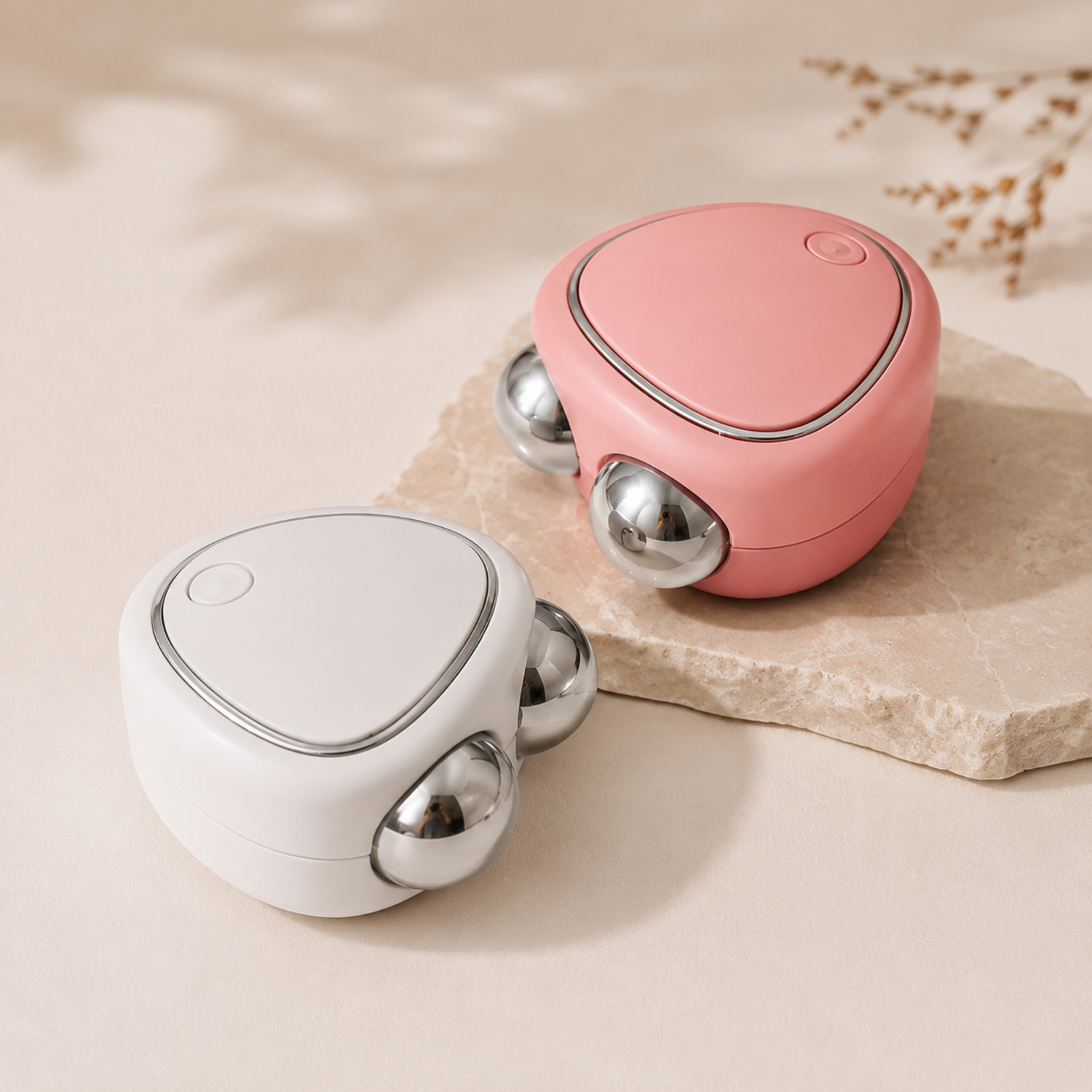 rouw gebruikt microcurrent massager op kaaklijin